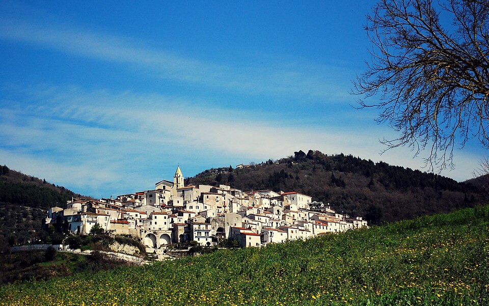 Scorcio panoramico del borgo di Ailano con i tetti in tufo e la campagna del Medio Volturno sullo sfondo