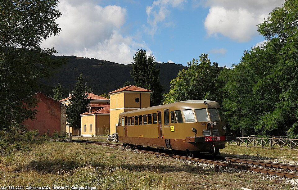 Stazione ferroviaria di Cansano con automotrice storica ALn 556 sulla linea Sulmona-Carpinone